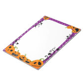 Schattigee Halloween Pumpkin Paarse Polka Dot Notitieblok (Schuin)