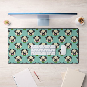 Schattigee Happy Pug Dog met Papillon Bureaumat