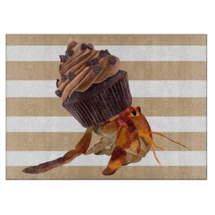Schattigee heremietkrab met chocolade cupcake shel snijplank