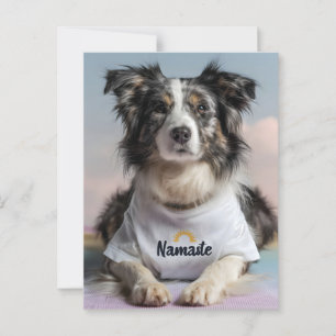 Schattigee hond in een Namaste T-shirt op een yoga Briefkaart