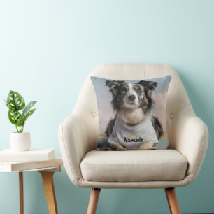 Schattigee hond in een Namaste T-shirt op een yoga Kussen