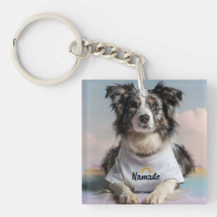 Schattigee hond in een Namaste T-shirt op een yoga Sleutelhanger