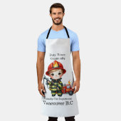 Schattigee jonge brandweerman in rode uitrusting schort (Gedragen)