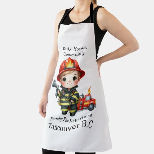 Schattigee jonge brandweerman in rode uitrusting schort (Insitu)