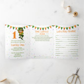 Schattigee kabouter danst met kinder Shamrock-part Drieluik Uitnodiging (Binnen)