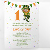 Schattigee kabouter danst met kinder Shamrock-part Drieluik Uitnodiging (Binnenzijde eerst)