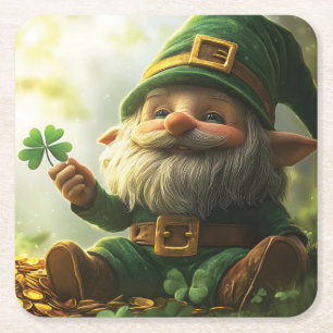 Schattigee kabouter leprechaun met klavertjes en k vierkante kartonnen onderzetter