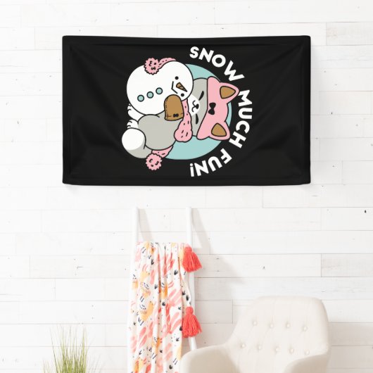 Schattigee kat in sneeuwspullen met sneeuwpopkunst spandoek (Insitu)