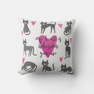 Schattigee kat: liefde belettering illustratie. kussen