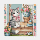 Schattigee kat op veranda met bloemen en patchwork magneet (Voorkant)