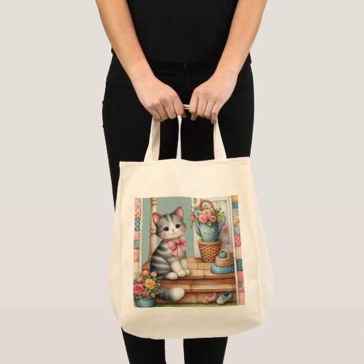 Schattigee kat op veranda met bloemen en patchwork tote bag (Voorkant (product))