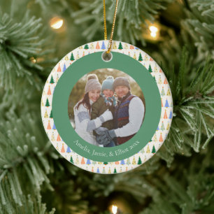 Schattigee kerstboom rode groene familie aangepast keramisch ornament
