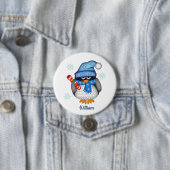 Schattigee kerstpinguïn met aangepaste naam ronde button 7,6 cm (In situ)