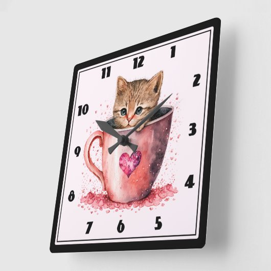 Schattigee kitten in een theekopje met harten vierkante klok (Hoek)