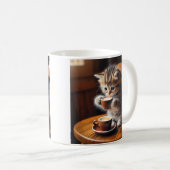 Schattigee kitten zittend op een stoel drink koffi koffiemok (Voorkant rechts)