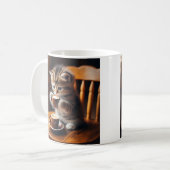 Schattigee kitten zittend op een stoel drink koffi koffiemok (Voorkant links)