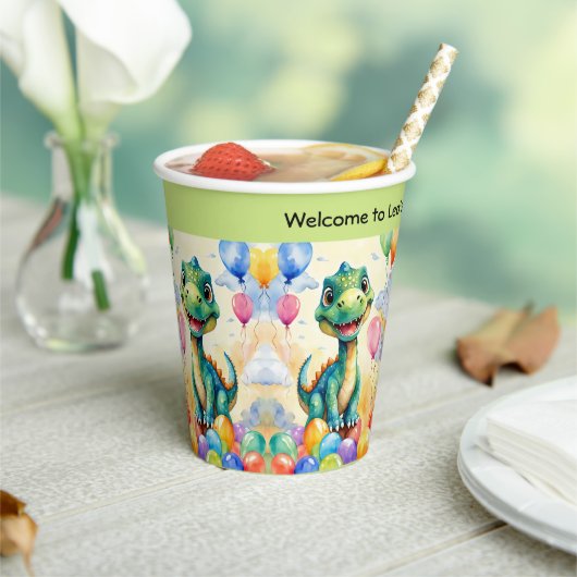 Schattigee kleine dinosaurus met veel kleurrijke b papieren bekers (Insitu)