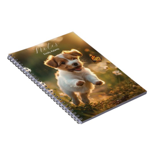 Schattigee kleine puppy achterna een vlinder notitieboek (Rechterzijde)