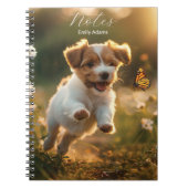 Schattigee kleine puppy achterna een vlinder notitieboek (Voorkant)