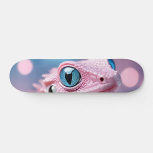 Schattigee kleine roze hagedis met grote blauwe og skateboard
