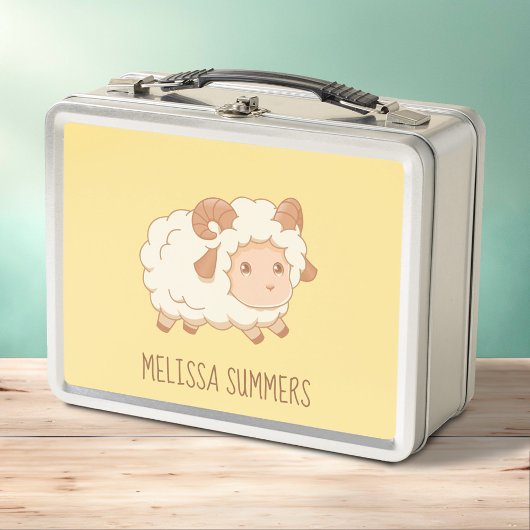 Schattigee kleine schapenram op geel