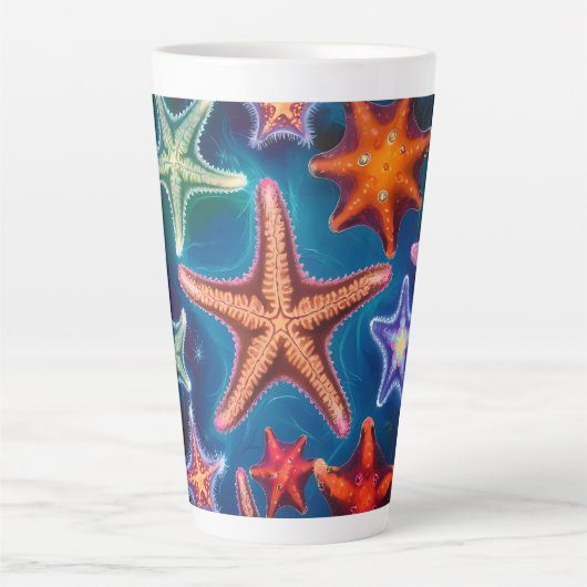 Schattigee kleurrijke kleine zeester in zee latte mok (Voorkant)