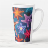 Schattigee kleurrijke kleine zeester in zee latte mok (Rechts)