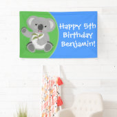 Schattigee koala gepersonaliseerde cartoon verjaar spandoek (Insitu)