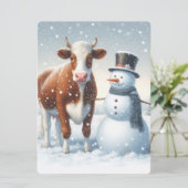 Schattigee koe en sneeuwman in het winterveld feestdagenkaart (Staand voorkant)