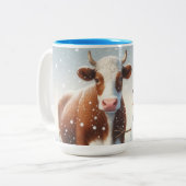 Schattigee koe en sneeuwman in het winterveld tweekleurige koffiemok (Voorkant links)