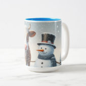 Schattigee koe en sneeuwman in het winterveld tweekleurige koffiemok (Voorkant rechts)