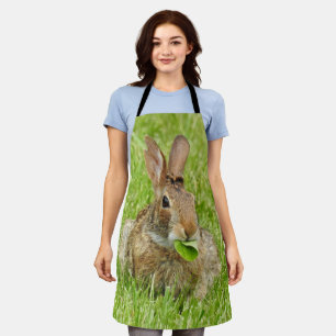 Schattigee konijn eten bladeren groen gras schort