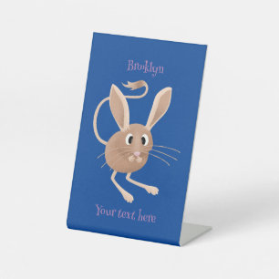 Schattigee lange oren jerboa cartoon illustratie reclamebord met voetstuk