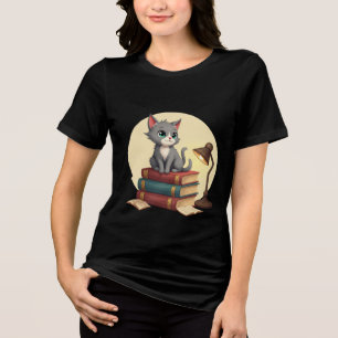 Schattigee leeskat: kitten op een stapel boeken Tri-Blend shirt