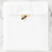 Schattigee levensgrote realistische bij op het woo ronde sticker (Tas)