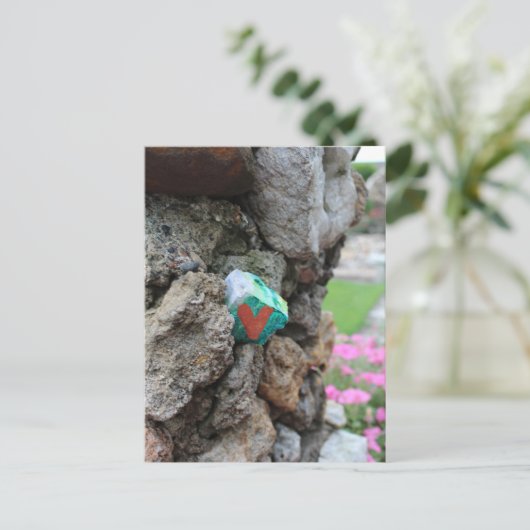 Schattigee Little Painted Heart Rock op Rock Wall Briefkaart (Staand voorkant)