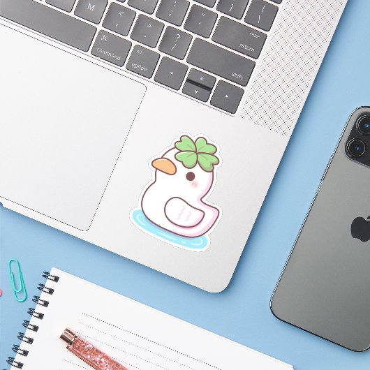 Schattigee Lucky Ducky Four Leaf Clover Sticker (Laptop met iPhone)