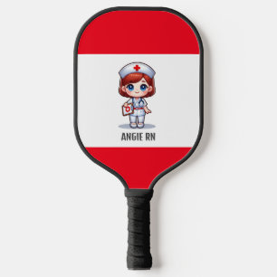 Schattigee Manga Verpleegster met Rood Haar Blauwe Pickleball Paddle