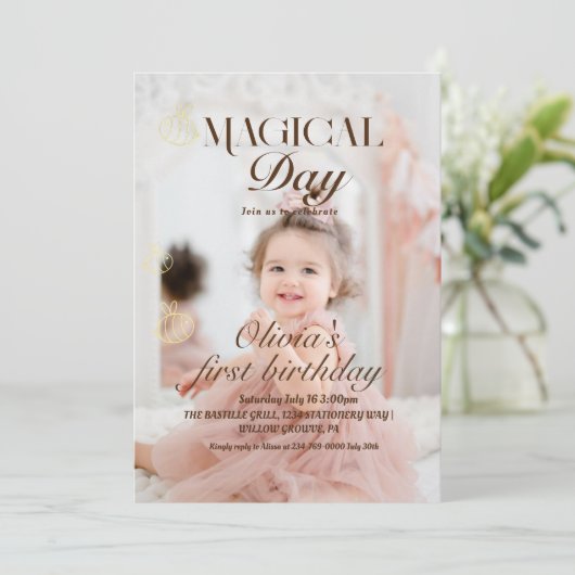 Schattigee minimalistische zachte foto 1e meisje v kaart (Staand voorkant)