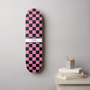 Schattigee naam Initialen geruit zwart en roze Skateboard
