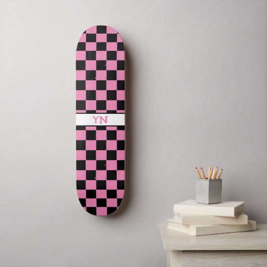 Schattigee naam Initialen geruit zwart en roze Skateboard (Muurkunst)