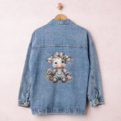 Schattigee Pastel Baby Koe in Overalls met Bloemen Denim Jacket (Hangar)