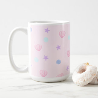 Schattigee pastelschelpen en parels in roze koffiemok