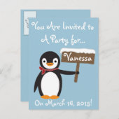 Schattigee Pinguïn met Gestreepte Sjaal  Uitnodiging Briefkaart (Voorkant / Achterkant)