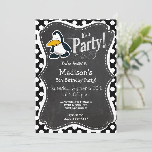 Schattigee pinguïn op zwarte en witte stippen kaart (Staand voorkant)