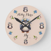 Schattigee Pinguïns Roze Naam en Initialen Ronde Klok (Voorkant)