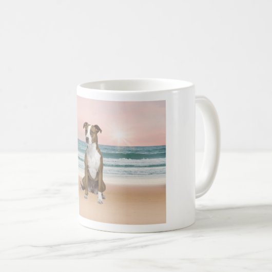 Schattigee Pitbull Dog Zittend op het strand met z Koffiemok (Voorkant rechts)