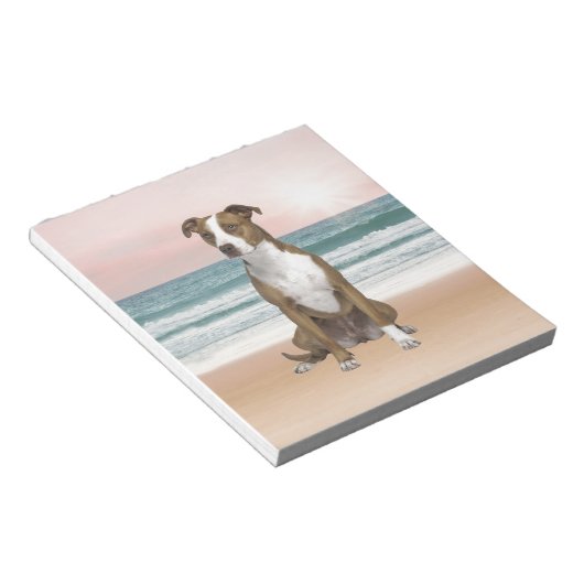 Schattigee Pitbull Dog Zittend op het strand met z Notitieblok (Schuin)