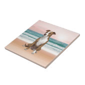 Schattigee Pitbull Dog Zittend op het strand met z Tegeltje (Zijkant)