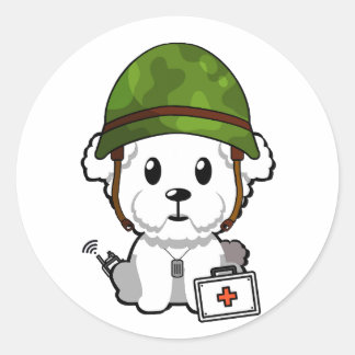 Schattigee pluizige hond die legerhelm draagt ronde sticker